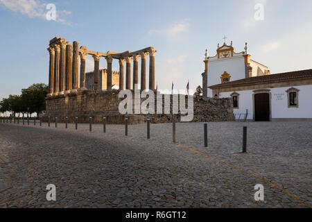 Il Templo Romano risalente al II secolo D.C., Evora, Alentejo, Portogallo, Europa Foto Stock