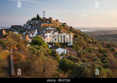 Vista del villaggio fortificato e Alentejo pianura guardando verso sud al tramonto, Monsaraz, Distretto di Evora, Alentejo, Portogallo, Europa Foto Stock