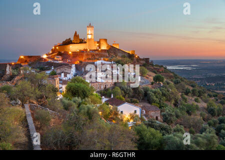 Vista del villaggio fortificato e Alentejo pianura guardando verso sud al tramonto, Monsaraz, Distretto di Evora, Alentejo, Portogallo, Europa Foto Stock