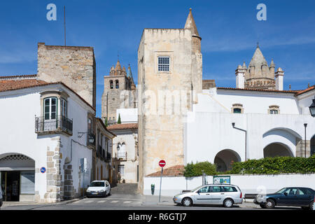 Torri di Evora Se Cathedral visto dal Largo da Porta de Moura, Evora, Alentejo, Portogallo, Europa Foto Stock