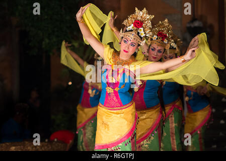 Tradizionale danza Barong in un antico tempio indù di Bali. Barong è un leone come creatura nella mitologia Balinese. Foto Stock