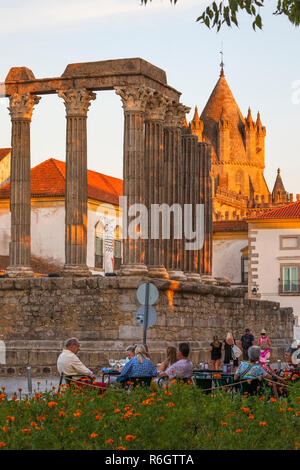 Il Templo Romano risalente al II secolo D.C. e il Jardim Quiosque Diana cafe con la Se dietro nel sole di sera, Evora, Alentejo, Portogallo, Europa Foto Stock