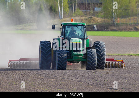 Trattore tirando cultipacker / Cambridge rullo / rullo increspato, attrezzature agricole, formando una superficie liscia, seedbed fisso Foto Stock