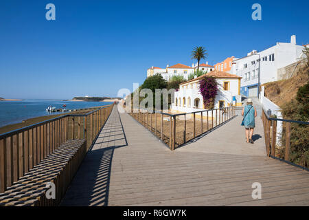 Il lungomare che guarda all'Oceano Atlantico, Vila nova de Milfontes, Alentejo, Portogallo, Europa Foto Stock