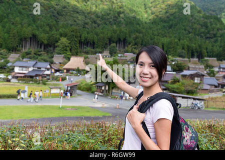 Donna in viaggio Miyama del Giappone Foto Stock