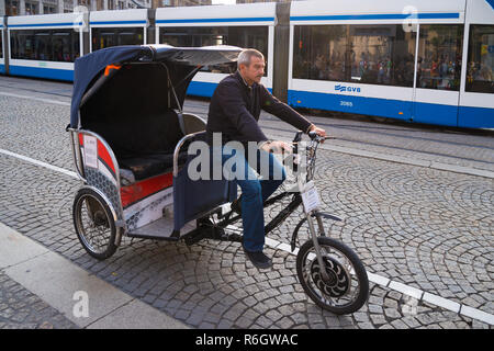 AMSTERDAM, Paesi Bassi - 25 agosto 2017: Sconosciuto uomo su una moto taxi, un modo popolare di trasporto nella capitale olandese Foto Stock