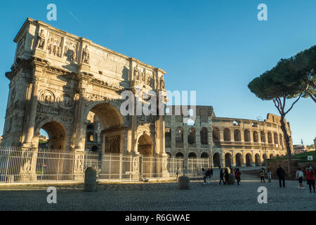 Il Colosseo e l'Arco di Costantino a Roma, Lazio, Italia Foto Stock