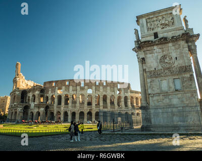 Il Colosseo e l'Arco di Costantino a Roma, Lazio, Italia Foto Stock