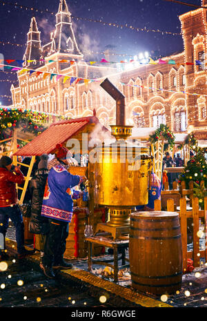 Mosca, Russia - 4 dicembre 2018: Natale a Mosca. La Piazza Rossa di Mosca. Big samovar nei pressi di gomma. Foto Stock