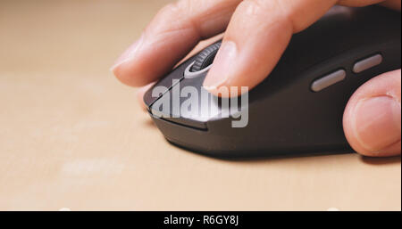 L'uomo utilizza un mouse per computer Foto Stock