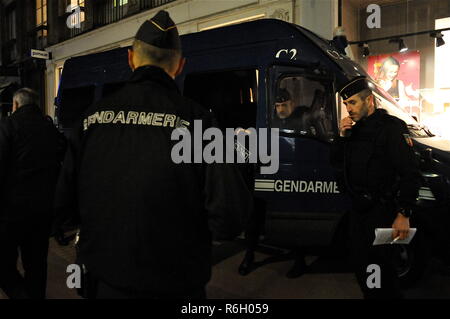 Pesante Gendarmery nazionali di smaltimento Sicurezza tenutasi in occasione del nuovo anno di festeggiamenti, Lione, Francia Foto Stock