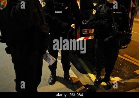 Pesante Gendarmery nazionali di smaltimento Sicurezza tenutasi in occasione del nuovo anno di festeggiamenti, Lione, Francia Foto Stock