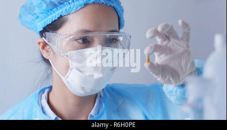 Donna scienziato che lavora in laboratorio Foto Stock