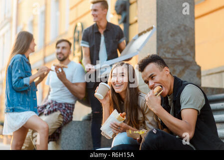 I giovani di mangiare fast food Foto Stock