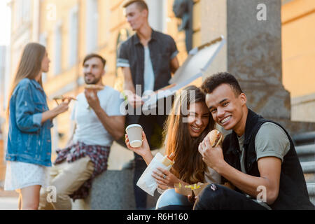 Un ragazzo e una ragazza mangiare insieme Foto Stock