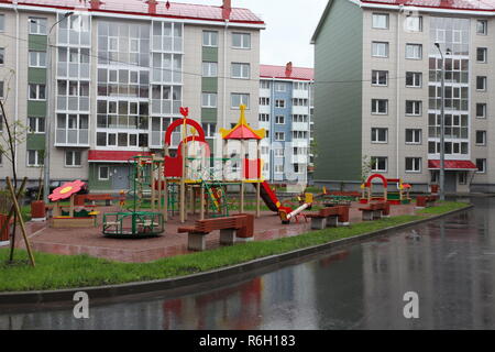 Vista della casa moderna con un parco giochi disponibili Foto Stock