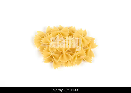 Una pasta Farfalle isolati su sfondo bianco Foto Stock