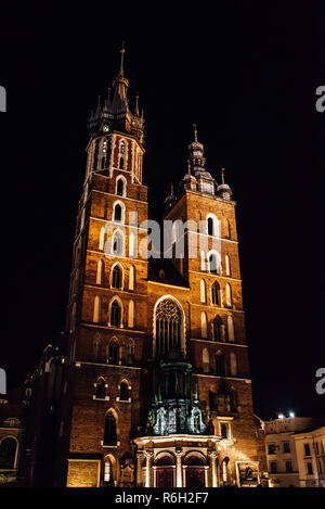 Notte vecchia area commerciale di Cracovia nelle luci dei lampioni. Foto Stock