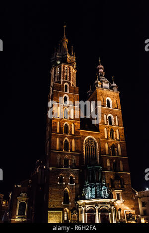 Notte vecchia area commerciale di Cracovia nelle luci dei lampioni. Foto Stock