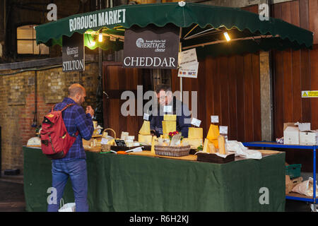 Londra/UK - 25 Marzo 2018: uomo formaggio di test sul mercato di Camden a Londra, Regno Unito Foto Stock