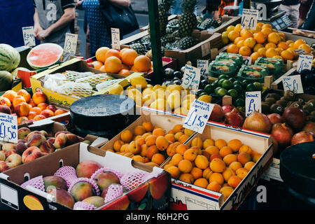 LONDON, Regno Unito - 21 Luglio 2017: frutta fresca in vendita su una strada del mercato di Portobello, Londra Foto Stock