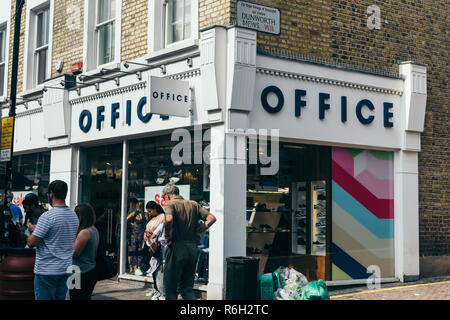 Londra/UK - 20 Luglio 2018: Ufficio scarpa store su Portabello Road a Londra. Office Holdings è un rivenditore di moda di proprietà della società sudafricana Foto Stock