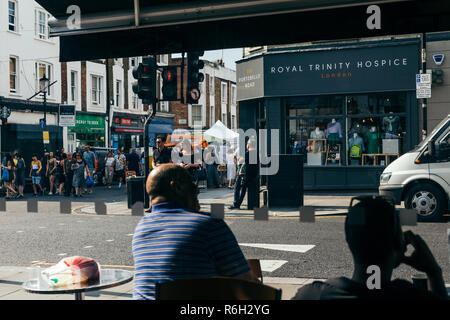 Londra/UK - 21 Luglio 2018: Royal Trinità Ospizio Portobello Road visto attraverso la finestra dell'edificio di fronte a Notting Hill, Londra, Regno Unito Foto Stock