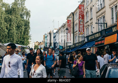 Londra/UK - 21 Luglio 2018: la gente che camminava sul mercato di Portobello, uno di Londra notevole mercatini, noto per i suoi abiti di seconda mano e pezzi di antiquariato Foto Stock