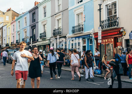 Londra/UK - 21 Luglio 2018: la gente che camminava sul mercato di Portobello, uno di Londra notevole mercatini, noto per i suoi abiti di seconda mano e pezzi di antiquariato Foto Stock