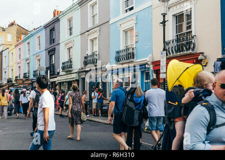 Londra/UK - 21 Luglio 2018: la gente che camminava sul mercato di Portobello, uno di Londra notevole mercatini, noto per i suoi abiti di seconda mano e pezzi di antiquariato Foto Stock