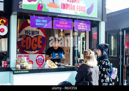 Londra/UK - 25 Marzo 2018: turisti la scelta di cibo sulle bancarelle del mercato presso il mercato di Camden a Londra, Regno Unito Foto Stock