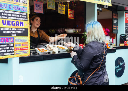 Londra/UK - 25 Marzo 2018: Turistico il pagamento per l'ordine sulle bancarelle del mercato presso il mercato di Camden a Londra, Regno Unito Foto Stock