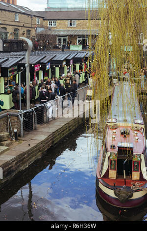 Londra/UK - 25 Marzo 2018: varietà di bancarelle del mercato al Camden Market sul Regent's Canal a Londra, Regno Unito Foto Stock