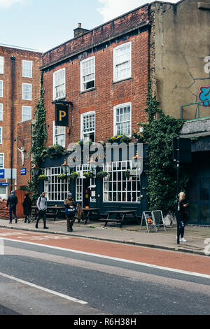 Londra/UK - 25 Marzo 2018: londinesi passando dal principe Arthur Pub sulla Eversholt Street a Londra, Regno Unito. I pub sono rilassato, sociale establi potabile Foto Stock