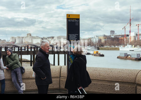 Londra/UK - 25 Marzo 2018: turisti controllando il loro percorso sulla London City map info pannello, London, Regno Unito Foto Stock