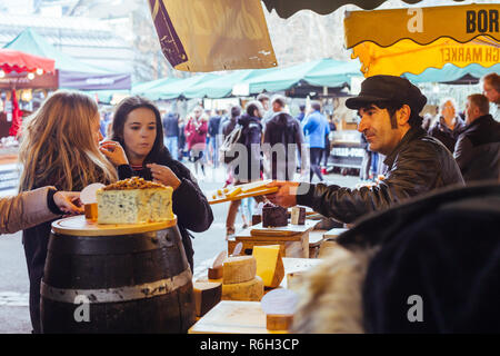 Londra/UK - 25 Marzo 2018: le donne di formaggio di test sul mercato di Camden a Londra, Regno Unito Foto Stock