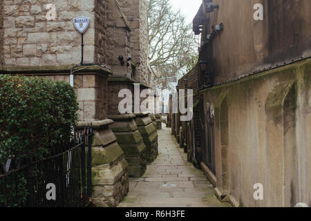 London / UK - marzo 11, 2018: passaggio stretto tra St sposare Abati e chiesa edificio adiacente sul Kingston Church Street, Royal Borough di Kensing Foto Stock