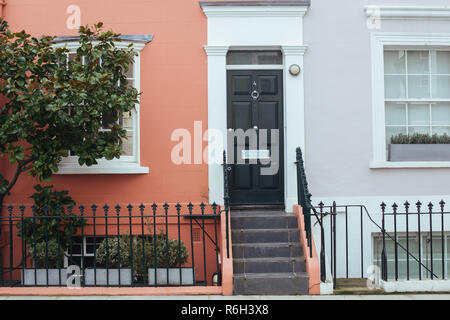 London, Regno Unito - 11 Marzo 2018: delle facciate colorate tipiche case a schiera in Notting Hill Foto Stock