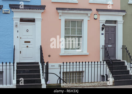 London, Regno Unito - 11 Marzo 2018: delle facciate colorate tipiche case a schiera in Notting Hill, che ha una reputazione contemporanea come un affluente e fashi Foto Stock