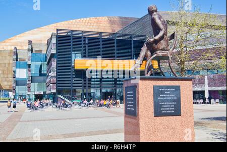 Seduto in bronzo scultura del compositore gallese, film di star e cantautore Ivor Novello, Roald Dahl Plas, Baia di Cardiff, Cardiff Wales, Regno Unito Foto Stock