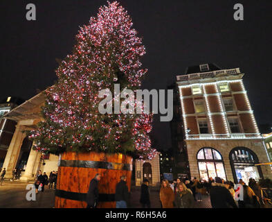 Un enorme albero di Natale visto intorno a Londra il mercato di Covent Garden e piazza. Foto Stock