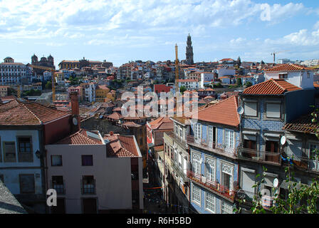 Facciate colorate e i tetti delle case a Porto, Portogallo. In mezzo la Chiesa Clerigos (Portoghese: Igreja dos Clerigos), Porto, Portogallo Foto Stock