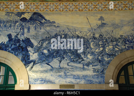 Pannello Azulejo in Sao Bento stazione ferroviaria. Alla Stazione Ferroviaria di Sao Bento è un palazzo del XIX secolo la stazione ferroviaria nel territorio del comune di Porto Foto Stock
