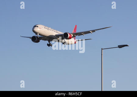 Virgin Atlantic Airways Boeing Dreamliner 787-9 visto lo sbarco a Londra Heathrow Aeroporto Internazionale, UK. Il velivolo è un nuovo Boeing 787 Dreamliner che è volare fin dal marzo 2018, con il nome di aeroplano Lady libertà e registrazione G-VBE1. Virgin Atlantic collega Londra a Atlanta, Boston, Delhi, Dubai International, Hong Kong, Johannesburg o Tambo, Lagos, Las Vegas, Los Angeles, Miami, New York JFK, Newark, San Francisco, Seattle Tacoma, Shanghai Pudong, Washington Dulles e stagionali alle Barbados. Foto Stock