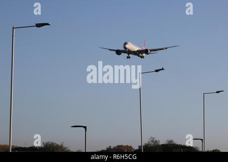 Virgin Atlantic Airways Boeing Dreamliner 787-9 visto lo sbarco a Londra Heathrow Aeroporto Internazionale, UK. Il velivolo è un nuovo Boeing 787 Dreamliner che è volare fin dal marzo 2018, con il nome di aeroplano Lady libertà e registrazione G-VBE1. Virgin Atlantic collega Londra a Atlanta, Boston, Delhi, Dubai International, Hong Kong, Johannesburg o Tambo, Lagos, Las Vegas, Los Angeles, Miami, New York JFK, Newark, San Francisco, Seattle Tacoma, Shanghai Pudong, Washington Dulles e stagionali alle Barbados. Foto Stock