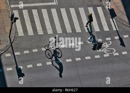 Alta angolazione del ciclista e pedone in condizioni di luce solare intensa, Christianshavn, Copenhagen, Danimarca e Scandinavia Foto Stock