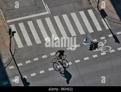 Alta angolazione del ciclista e ombra sulla ciclabile Christianshavn, Danimarca, Copenaghen, Scandinavia Foto Stock