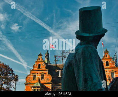 Statua di bronzo di scrittore da fiaba di Hans Christian Andersen indossare top hat, Radhuspladsen, Copenhagen, Danimarca e Scandinavia Foto Stock