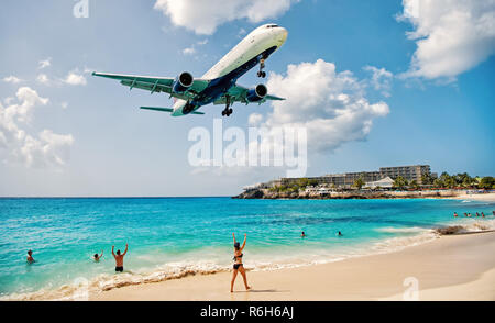 St Maarten, Paesi Bassi - 13 Febbraio 2016: spiaggia osservare bassa volare aerei lo sbarco nei pressi di Maho Beach sull'isola di St Maarten nei Caraibi Foto Stock