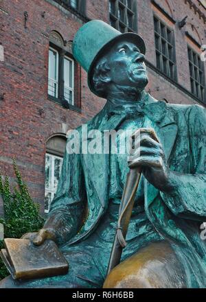 Seduto in bronzo statua di Hans Christian Andersen in possesso di un libro, Radhuspladsen, Copenhagen, Danimarca e Scandinavia Foto Stock